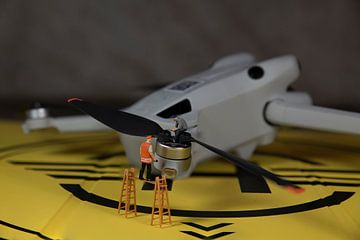 miniatuurfiguren die de werking van de drone-propeller controleren van ChrisWillemsen