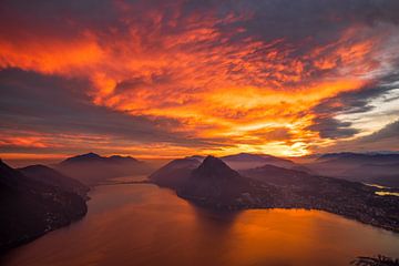 Meer van Lugano bij Zonsondergang