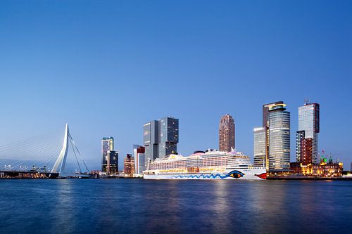 Kop van Zuid in Rotterdam met cruise schip tijdens schemering