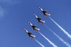 Formation en ligne de front des U.S. Air Force Thunderbirds.