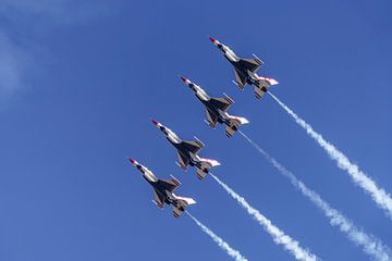 Line abreast formation U.S. Air Force Thunderbirds. by Jaap van den Berg