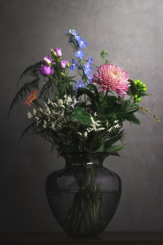 Zeitloses Stillleben | Blumen in Vase | Fine Art Studiofotografie von Laura Dijkslag
