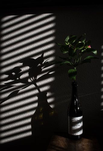 eine Blume und Wein passen gut zusammen