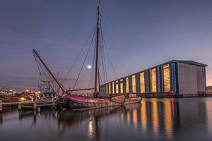 De haven van Makkum bij zonsondergang
