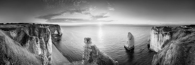 Krijtrotsen bij Etretat in Frankrijk in zwart-wit. van Manfred Voss, Zwart-Wit Fotografie