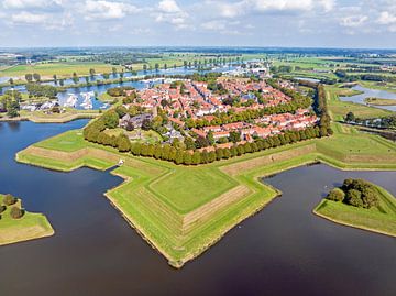 Vue aérienne de la ville historique de Heusden aux Pays-Bas sur Eye on You
