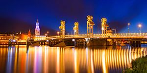 Abendansicht über die Stadtbrücke und die Skyline in Kampen, die Niederlande von Sjoerd van der Wal Fotografie
