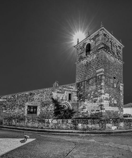 Kirche von Moarves de Ojeda in Nordspanien in schwarz-weiß von Harrie Muis