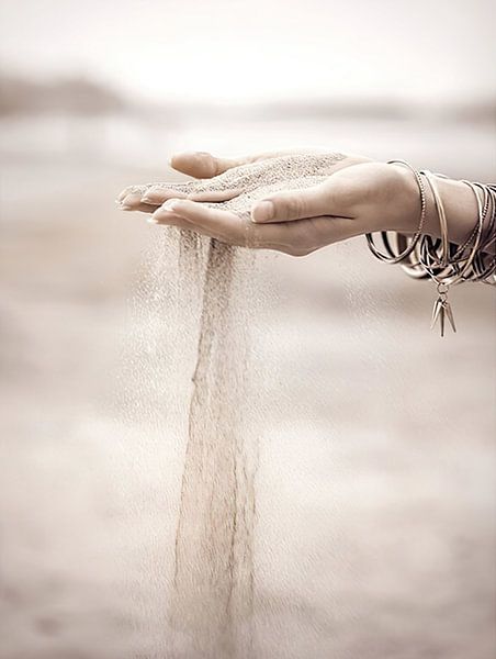 Sand in Hands of Girl van David Potter