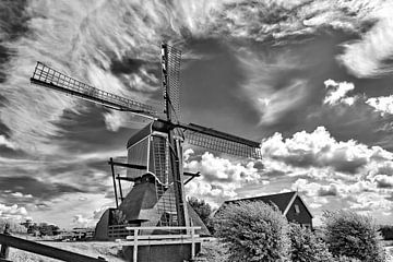 mill Vrouw Vennemolen in black and white sur eric van der eijk