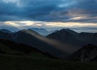 Les montagnes dans le brouillard et les nuages créent cette ambiance mystique très particulière qui touche immédiatement de nombreuses personnes. De tels motifs sont synonymes de calme, de profondeur, de magie et de l'incompréhensible de la nature.