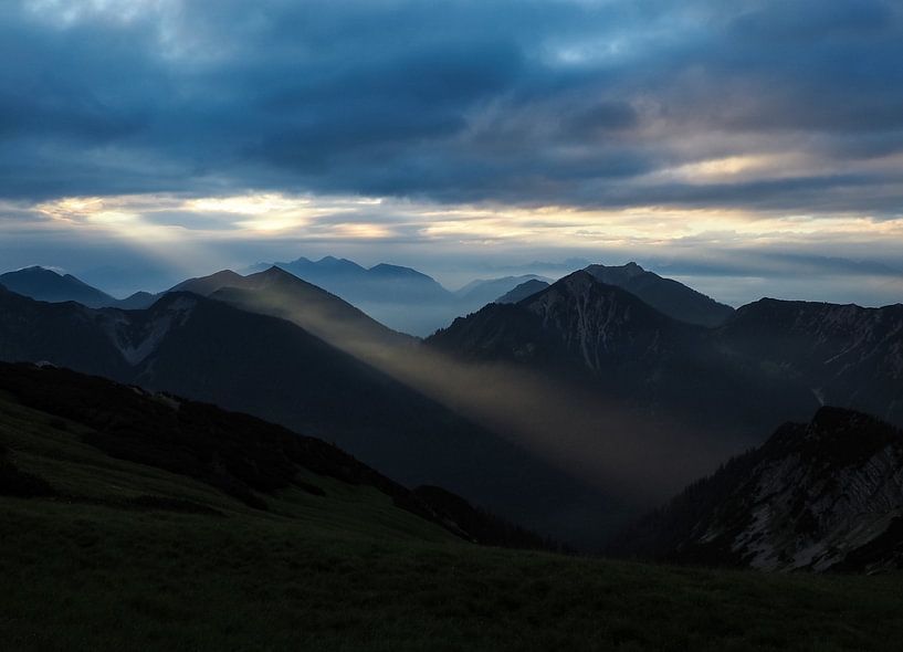 Berge im Nebel und Wolken erzeugen diese ganz besondere, mystische Stimmung, die viele Menschen sofort berührt. Solche Motive stehen für Ruhe, Tiefe, Magie und das Unbegreifliche der Natur von Miriam Schwarzfischer Fotografie