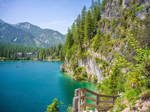 Panoramapad aan de oostkant van het meer van Braies