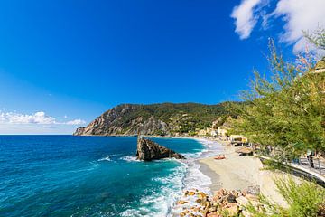 Strand in Monterosso al Mare aan de Middellandse Zeekust in Italië van Rico Ködder