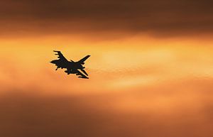 Ciel de mauvaise humeur pour le F16 pendant le virage pour l'atterrissage sur Stefano Scoop