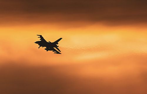 Launischer Himmel für die F16 während der Landekurve