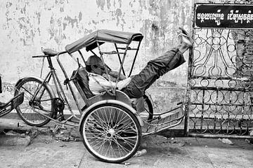 "Cyclo driver in perfect balance at rest". Phnom Penh-Cambodja
