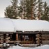 Knusse Cabin in de Sneeuw in Lapland van Lone Drifters