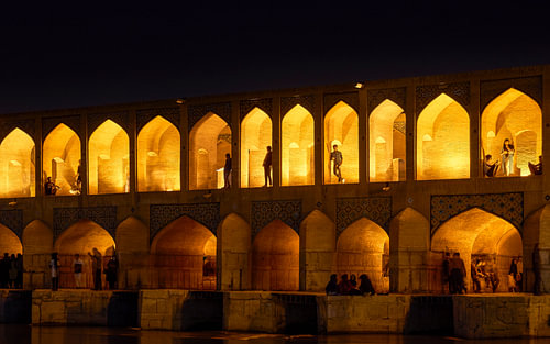 Verlichte bogen van de Khaju-brug in Isfahan