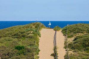 Dünenweg zum Strand mit Segelboot