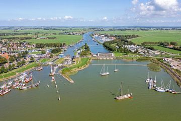 Luchtfoto van het stadje Stavoren met sluis verbinding tussen het IJsselmeer en het Johan Frisokanaal in Nederland op een zomerdag van Eye on You