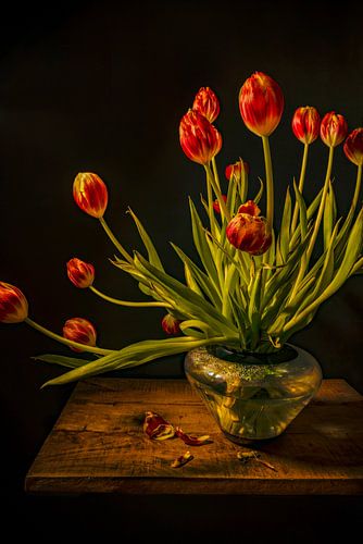 Nature morte avec des tulipes mortes Classique