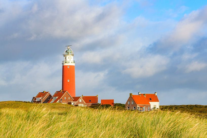 Texeler Leuchtturm in den Dünen an einem stürmischen Herbstmorgen von Sjoerd van der Wal Fotografie