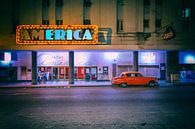 Roter Oldtimer vor dem Kino America von Tilo Grellmann Miniaturansicht