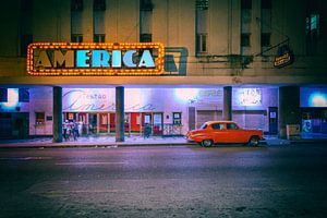 Roter Oldtimer vor dem Kino America von Tilo Grellmann