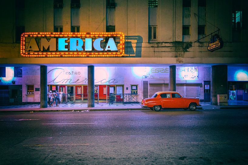 Vieux routier rouge devant le cinéma America par Tilo Grellmann