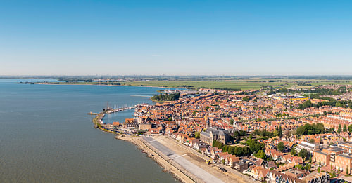 Rode daken en de oude haven van Volendam