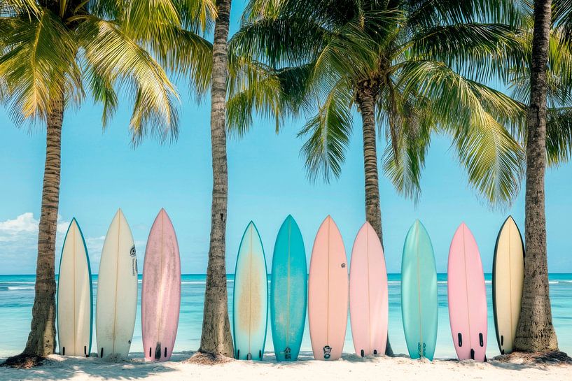 Planches de surf colorées sur la plage par Poster Art Shop