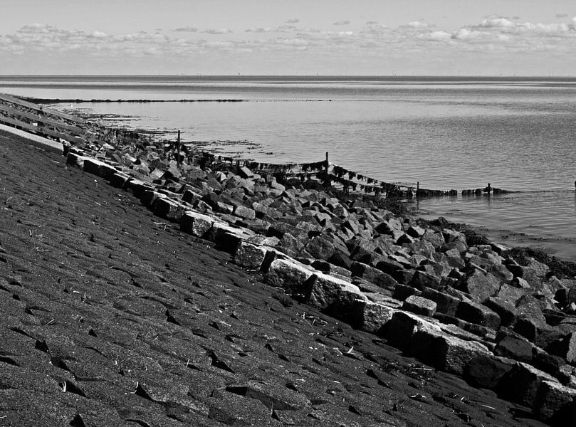 Basaltblokken op waddendijk, Terschelling van Rinke Velds