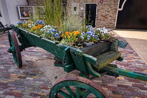 Wagen mit Blumen im Dorf De Waal auf der Insel Texel