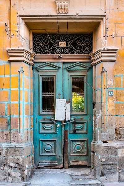 Oude deur in zeegroen met goudgeel in Noord Cyprus van Marianne van der Zee