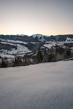 Vorstige ochtend in Oberstaufen met uitzicht op de Hochgrat van Leo Schindzielorz