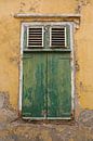 groen raam in oud gebouw von Frans Versteden Miniaturansicht
