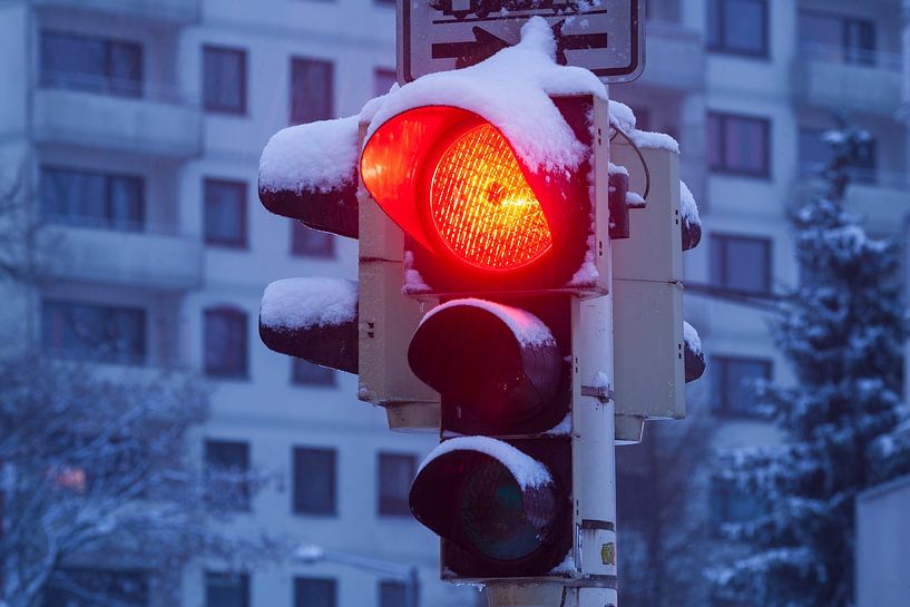 Verschneite auf rot geschaltete Verkehrsampeln, Fußgängerampeln  bei Abenddämmerung, Bremen, Deutsch von Torsten Krüger