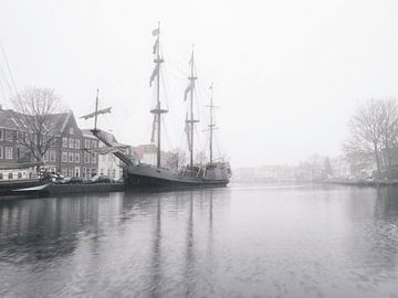 Haarlem : Bateau de galère le Soeverijn dans le brouillard. sur OK