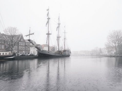 Haarlem: Großsegler Soeverijn im Nebel. von OK-ART
