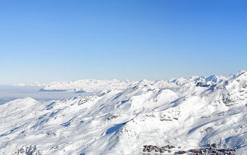 Panoramisch uitzicht hoog in de besneeuwde bergen van de Franse Alpen van Sjoerd van der Wal