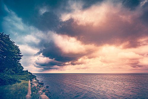 Aan de kust van het schiereiland Hel in de zomer vlak voor een onweersbui