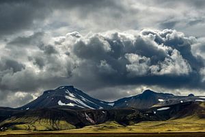 Dreigende wolken boven Landmannalaugar van Gerry van Roosmalen