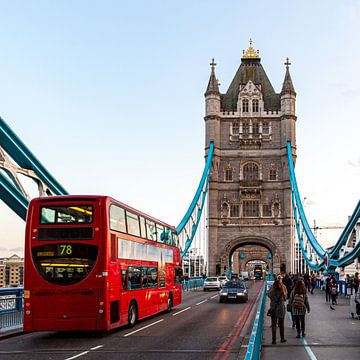 De Tower Bridge in Londen van Roland Brack
