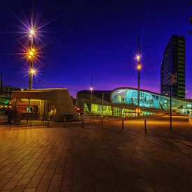 Het centraal station van Arnhem tijdens het blauwe uur van Bart Ros