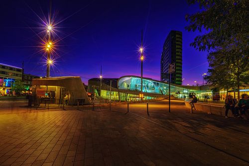 Het centraal station van Arnhem tijdens het blauwe uur