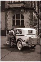 Eine Zeitreise – Herr im historischen Outfit am Oldtimer