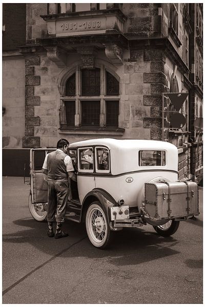 Eine Zeitreise – Herr im historischen Outfit am Oldtimer von Ahma NJAI