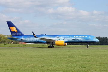 Icelandair Boeing 757 met 80 years of Aviation livery.