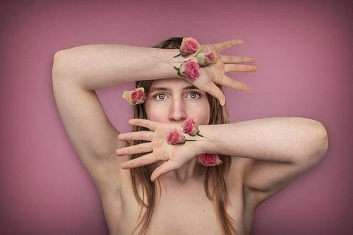 Vrouw met Bloemen in Aders – Unieke Beeldbewerking met Diepe Betekenis